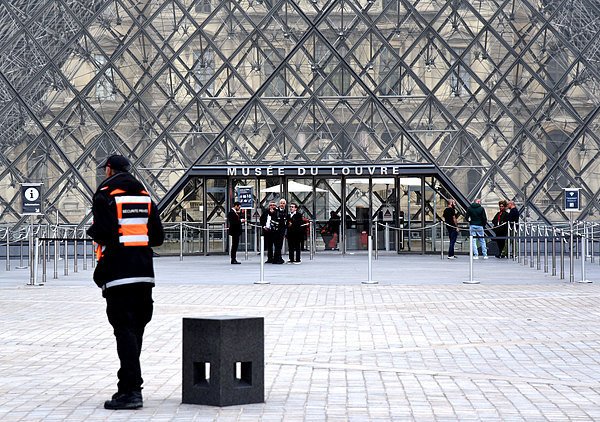 凯耀配资 卢浮宫遭抢文物未投保，分析称追回可能性低